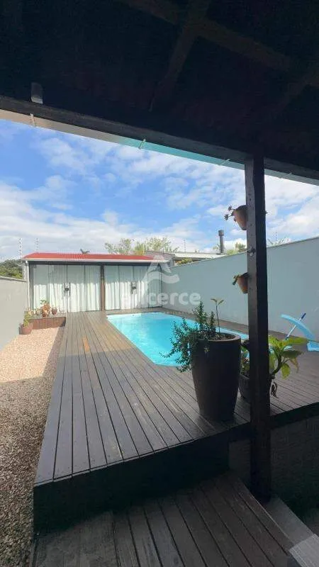 Imagem Oportunidade Única - Casa à Venda com Piscina I 2 Dormitórios I 1 Suíte I 2 Vagas de Garagem - em Areias do meio Governados Celso Ramos - SC