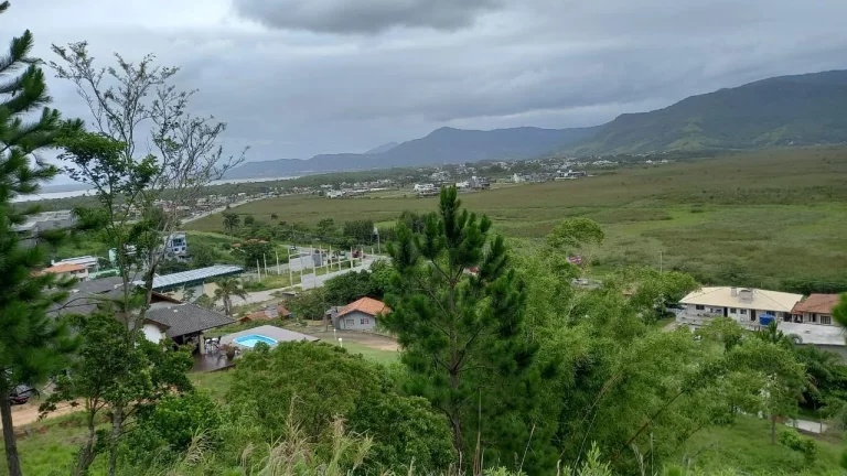 Imagem Terreno de 2640m² em Garopaba-SC: Escritura Pública e Alto Potencial de Valorização!