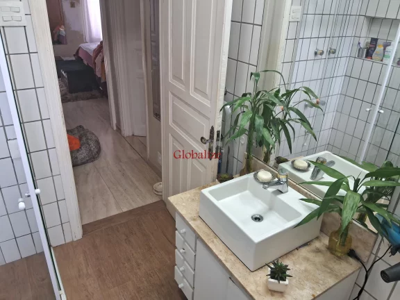 Imagem Sobrado para reforma em Santos na Vila Belmiro com 2 dormitórios, garagem e quintal nos fundos com piscina à venda por R$ 1.365.000,00