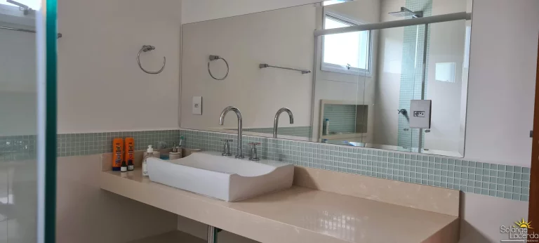 Imagem Bela Casa - 5 Suítes - 781 m² Terreno - Condomínio a Poucos Metros da Praia