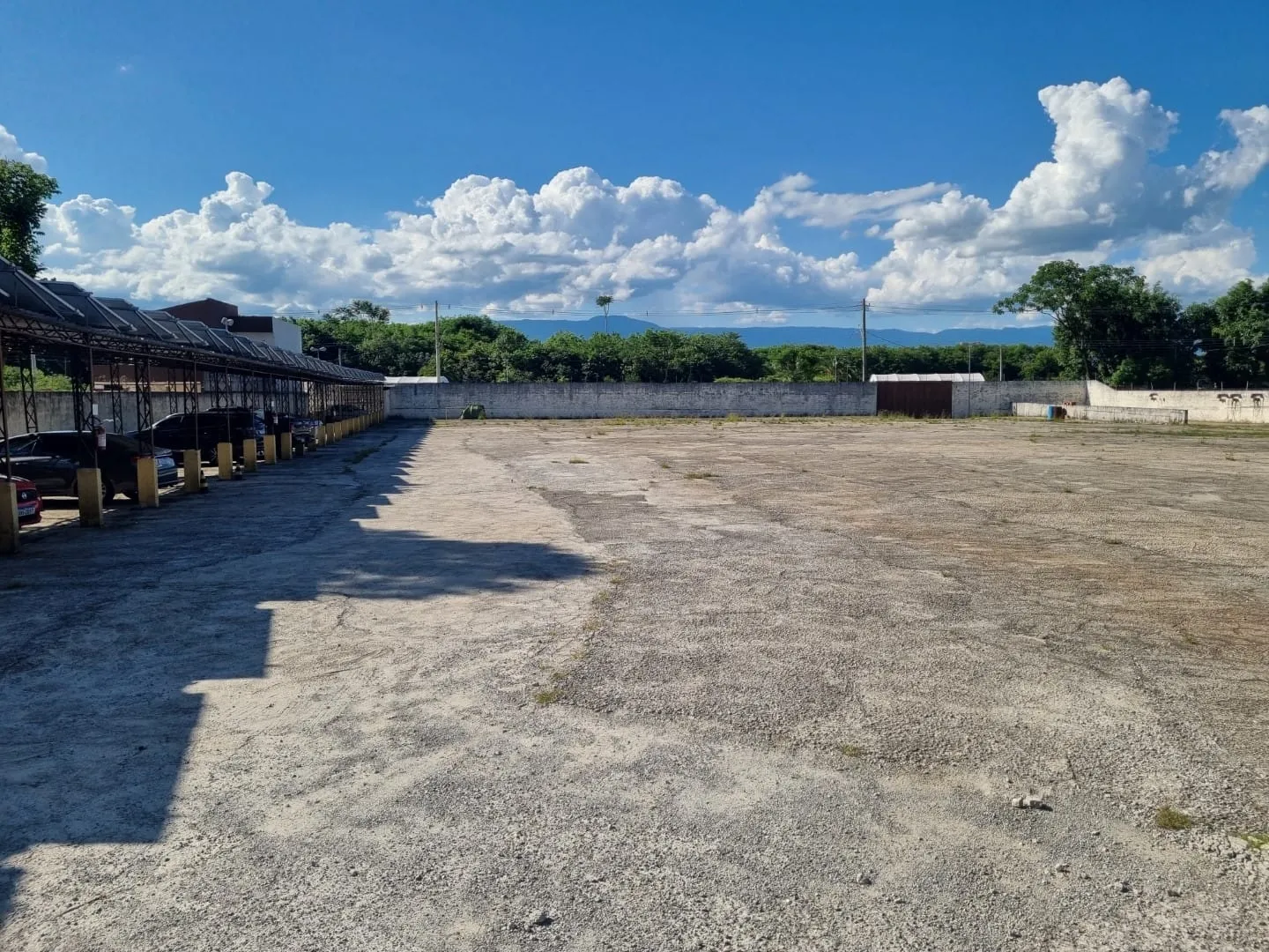 Imagem Terreno Plano e Cimentado com 5.356 m² para Estacionamento de Ônibus a 1.200 Metros da Basílica de Aparecida