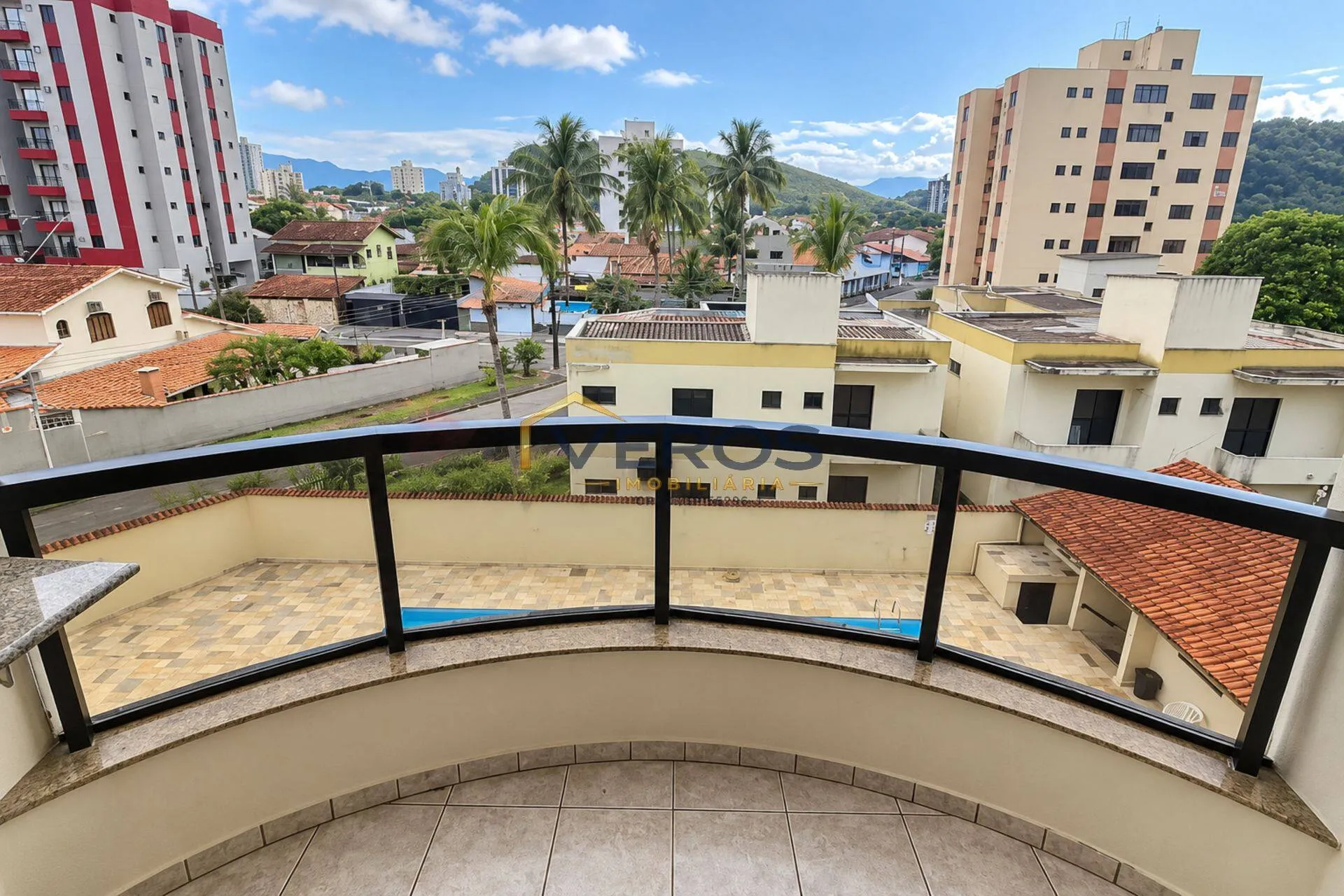 Imagem Apartamento a venda com 3 quartos a 300m da praia Martim de Sá em Caraguá