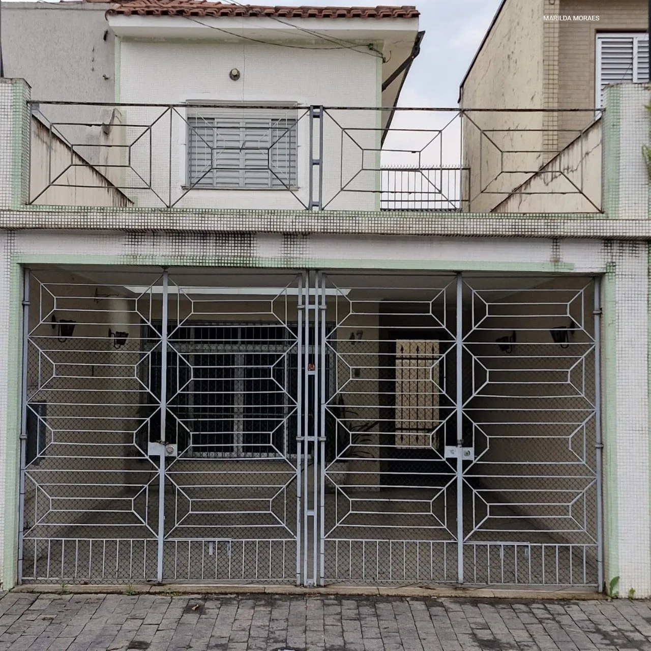 Imagem Casa confortável de 2 dormitórios, 2 banheiros, sala para dois ambientes, com entrada lateral e va...