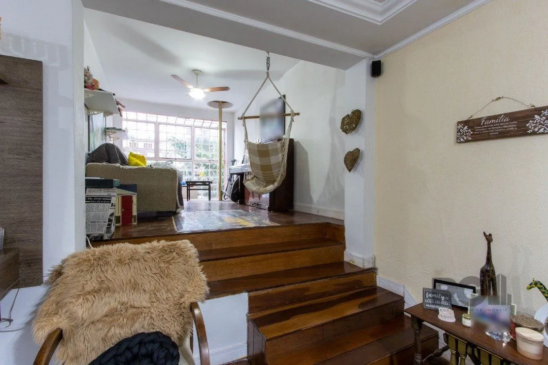 Imagem Casa no bairro Cristal, Possui 4 dormitórios, sendo 1suíte, closet e banheira de hidromassagem, com possibilidade de um podendo 1 dormitórios extra.