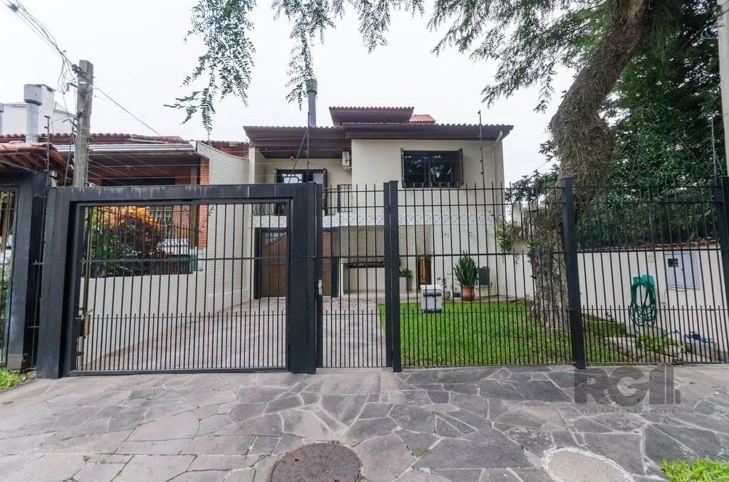 Imagem Excelente casa de 379m² com 3 dormitórios, piscina e 4 vagas.