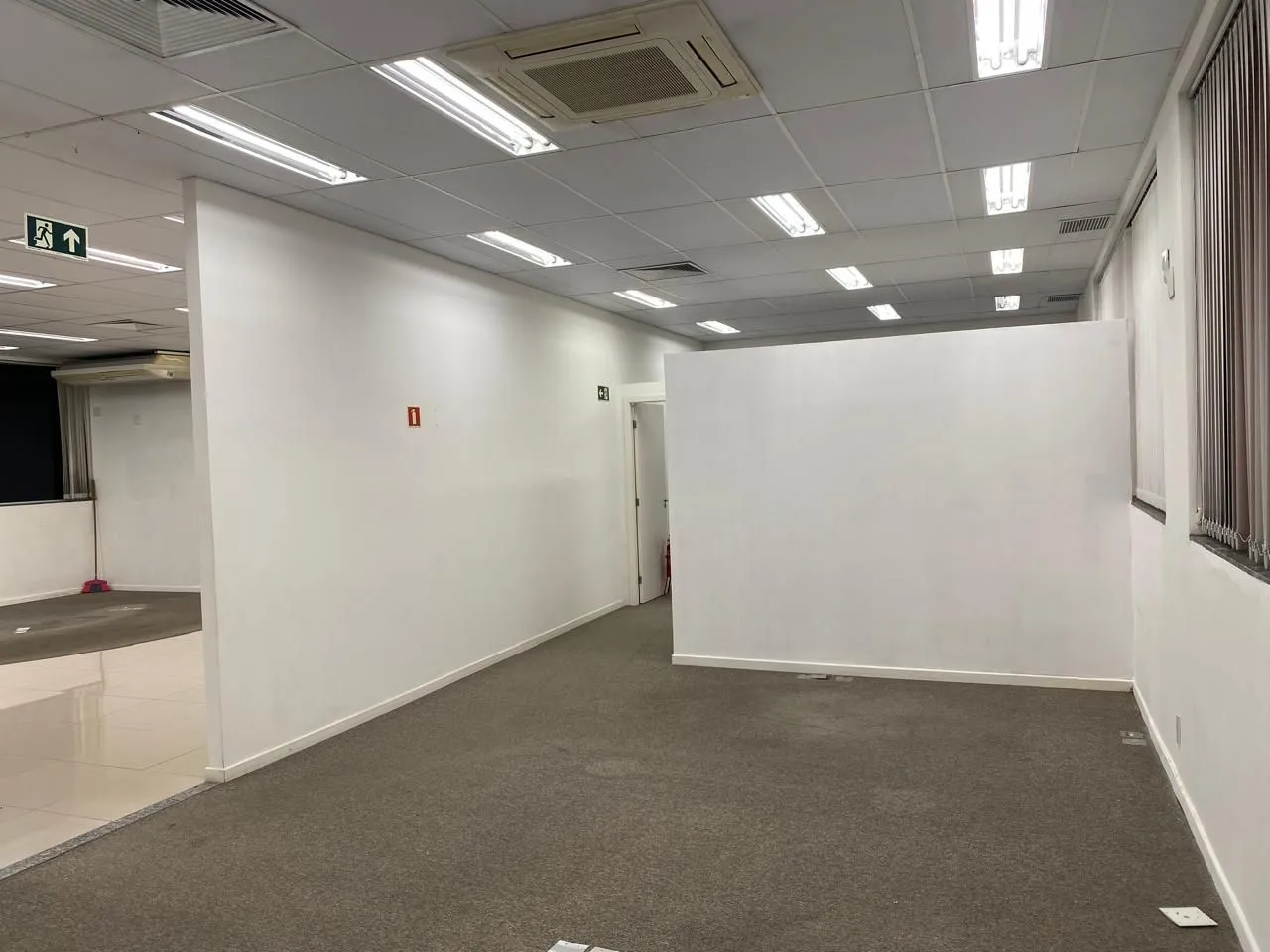 Imagem MÁFFER IMÓVEIS ALUGA - PRÉDIO COMERCIAL DE ESQUINA EM CANOAS! Com 11 vagas de estacionamento | Localização privilegiada | Oportunidade única!
