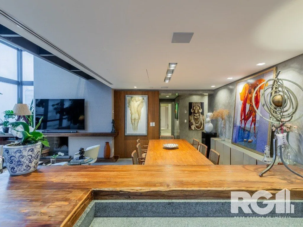 Imagem Belíssimo apartamento no Glass Aurélio andar alto, Living com pé direito duplo, 174m² privativos finamente decorado no Moinhos de Vento