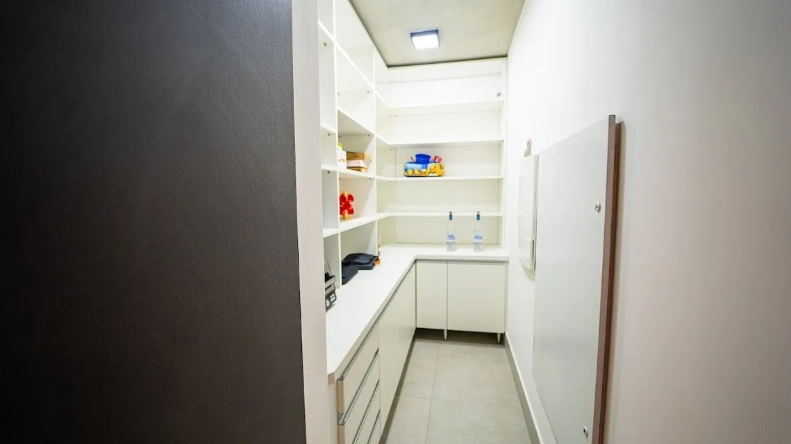 Imagem Casa de Alto Padrão à Venda no Condomínio Alphaville Nova Esplanada 2 - 3 Suítes, Elevador e Piscina com Hidro