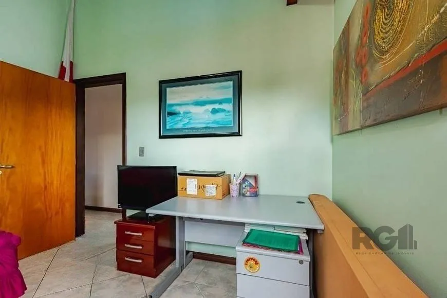 Imagem Excelente casa de 209m² com 3 dormitórios, piscina e 3 vagas de garagem.