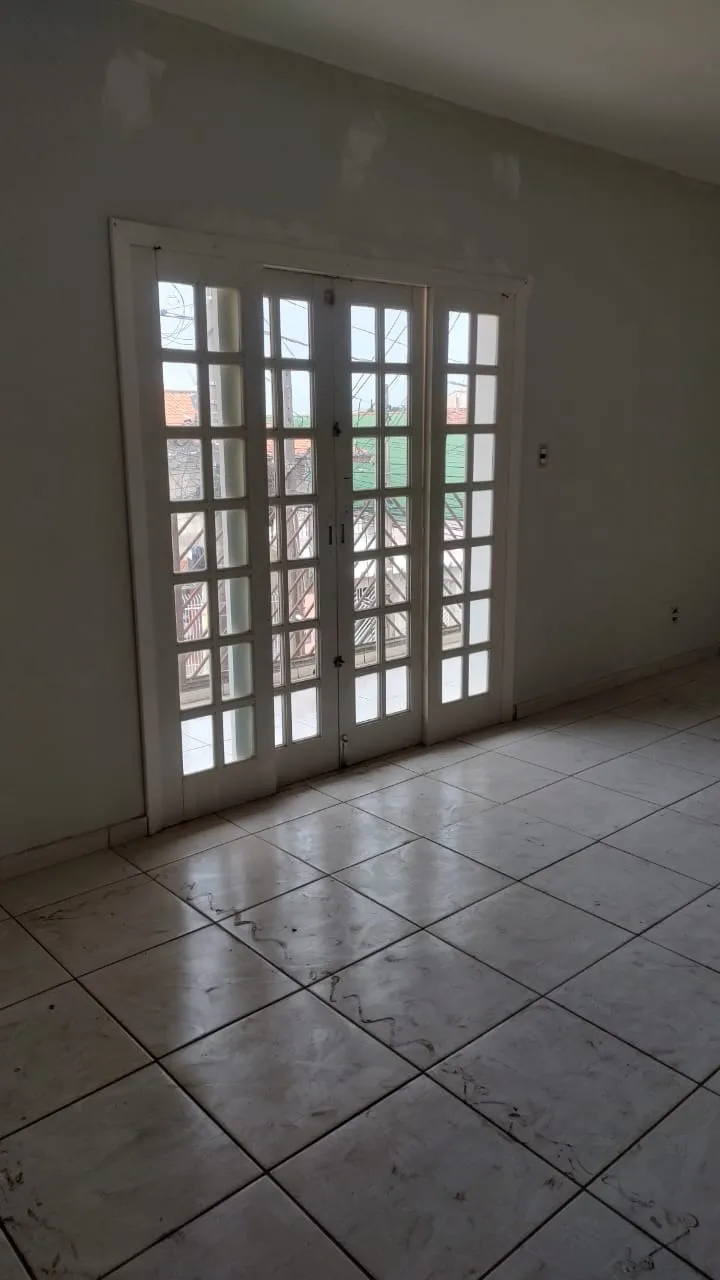 Imagem Sobrado com 4 Dormitórios e Terraço Gourmet em Localização Privilegiada