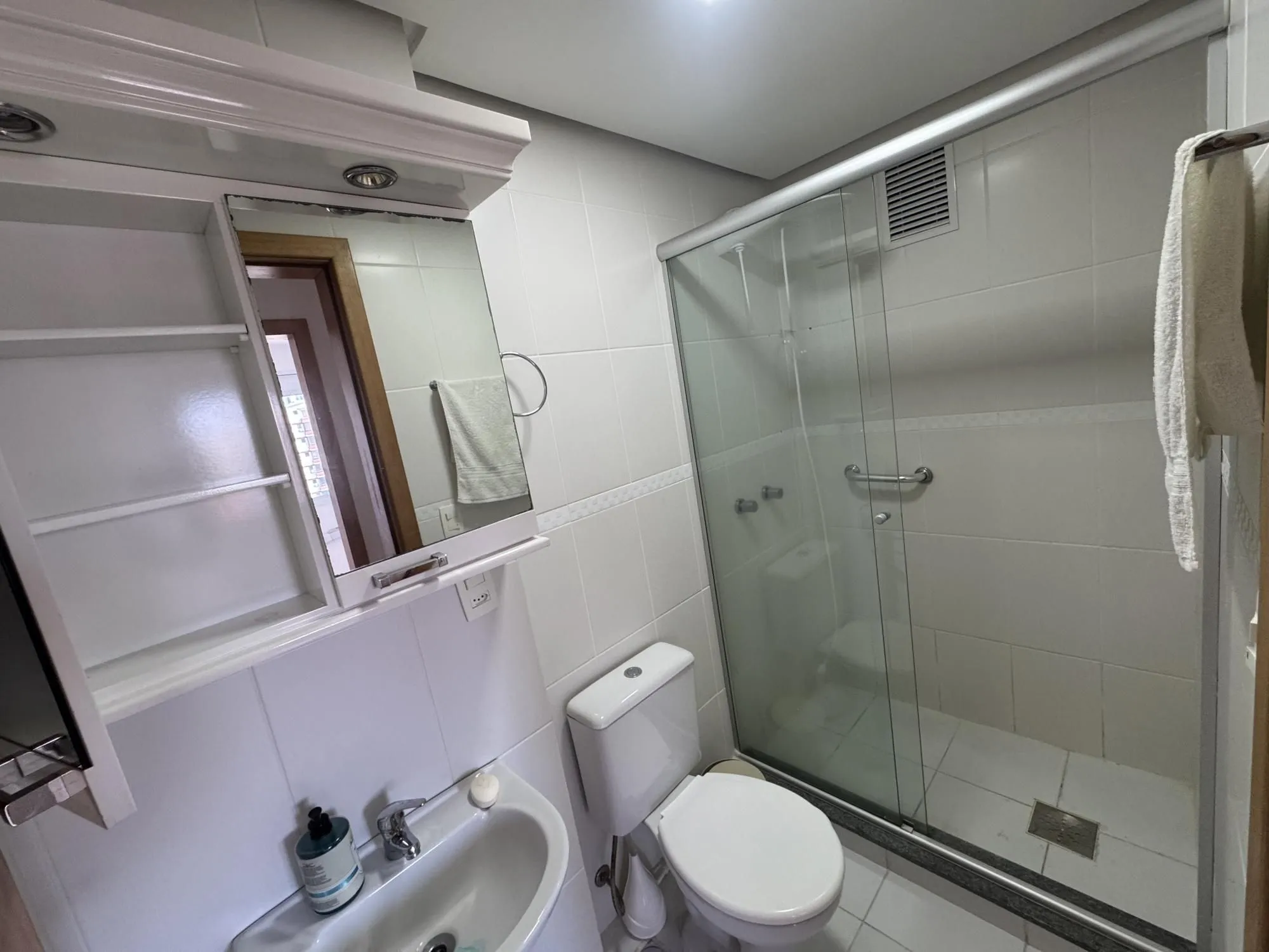 Imagem Apartamento em andar alto, posição solar norte/nascente, com excelente iluminação e ventilação natural.