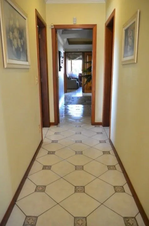 Imagem Casa Comercial e Residencial com 518m² (4 quartos / 5 banheiros / 3 vagas garagem) no Bairro Partenon localizada à meia quadra da Av. Bento Gonçalves.