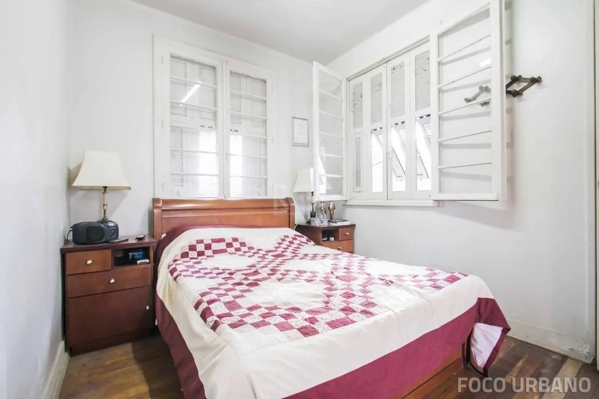 Imagem Casa para Venda - 250m², 4 dormitórios, 2 vagas - Petrópolis