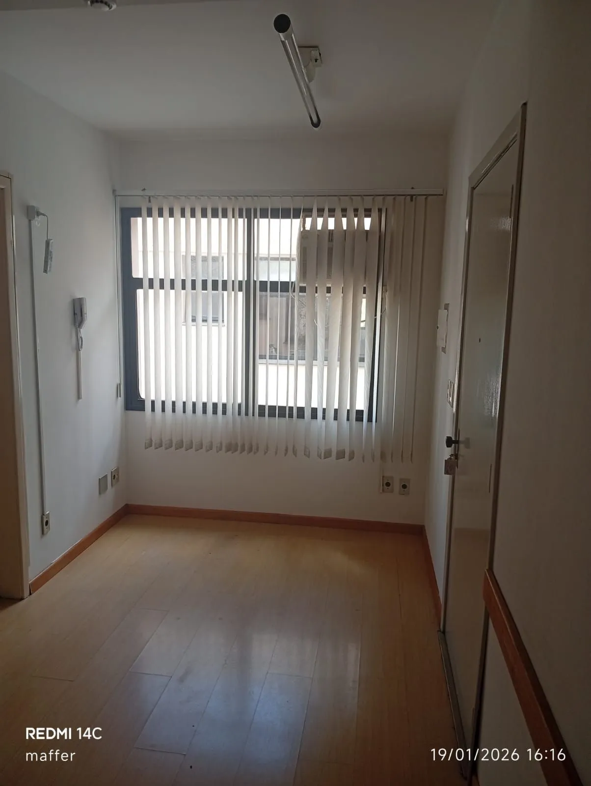 Imagem EXCELENTE SALA COMERCIAL - VENDA / LOCAÇÃO Av. Cristóvão Colombo, 2427 - Floresta | Porto Alegre/RS Junto à Av. Nova York - localização estratégica e valorizada
