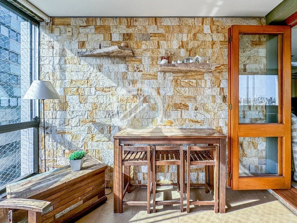 Imagem MUITO SOL E LINDA VISTA! Este amplo apartamento destaca-se por um espaçoso living que abraça três...
