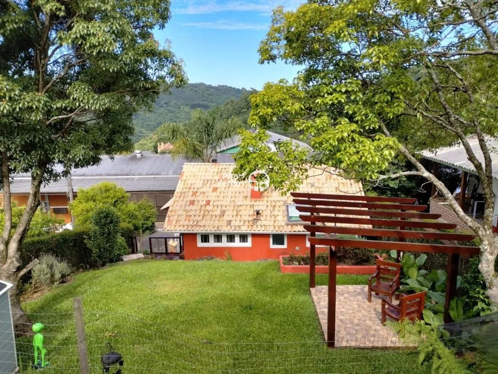 Imagem VENDE-SE CASA COM 03 QUARTOS NA CIDADE DE GRAMADO, A 05 MINUTOS DO CENTRO.