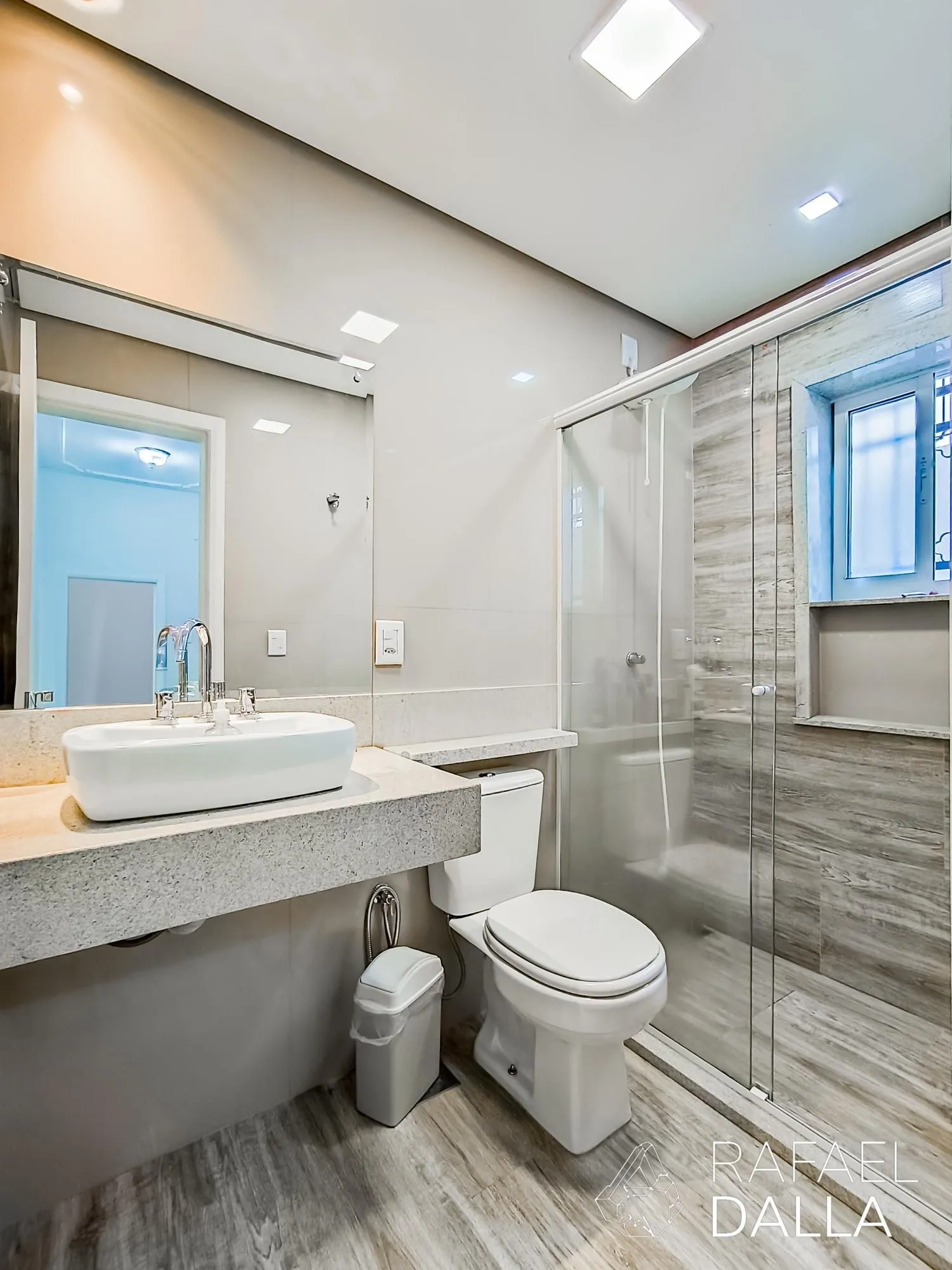 Imagem Casa com piscina e 5 vagas em frente ao Zaffari na Luiz Afonso