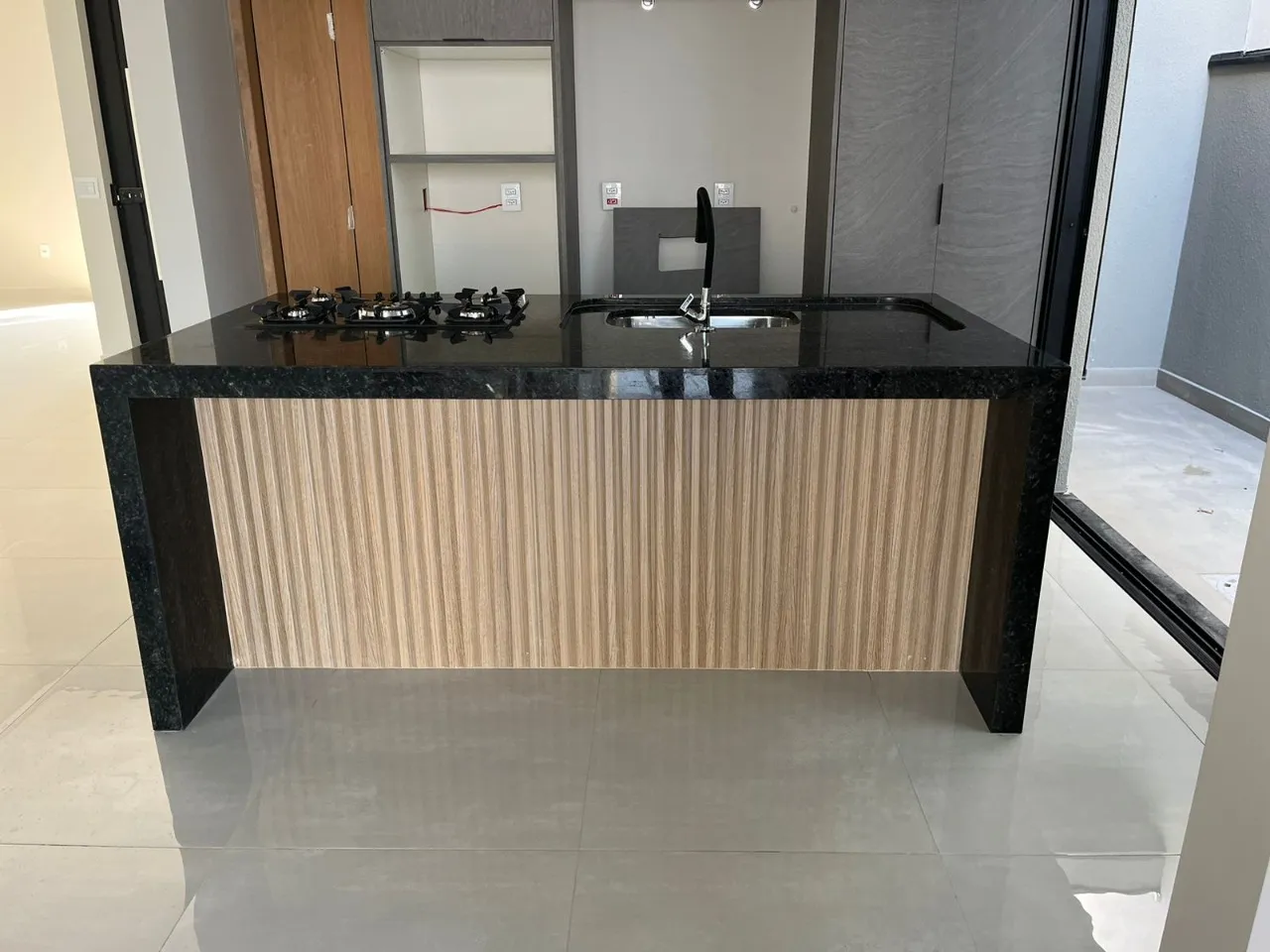 Imagem Casa de alto padrão em condomínio no Brigadeiro Tobias, Sorocaba-SP: 3 quartos, 3 suítes, 1 sala, 4 banheiros, 4 vagas, 198m². Venda ou aluguel!