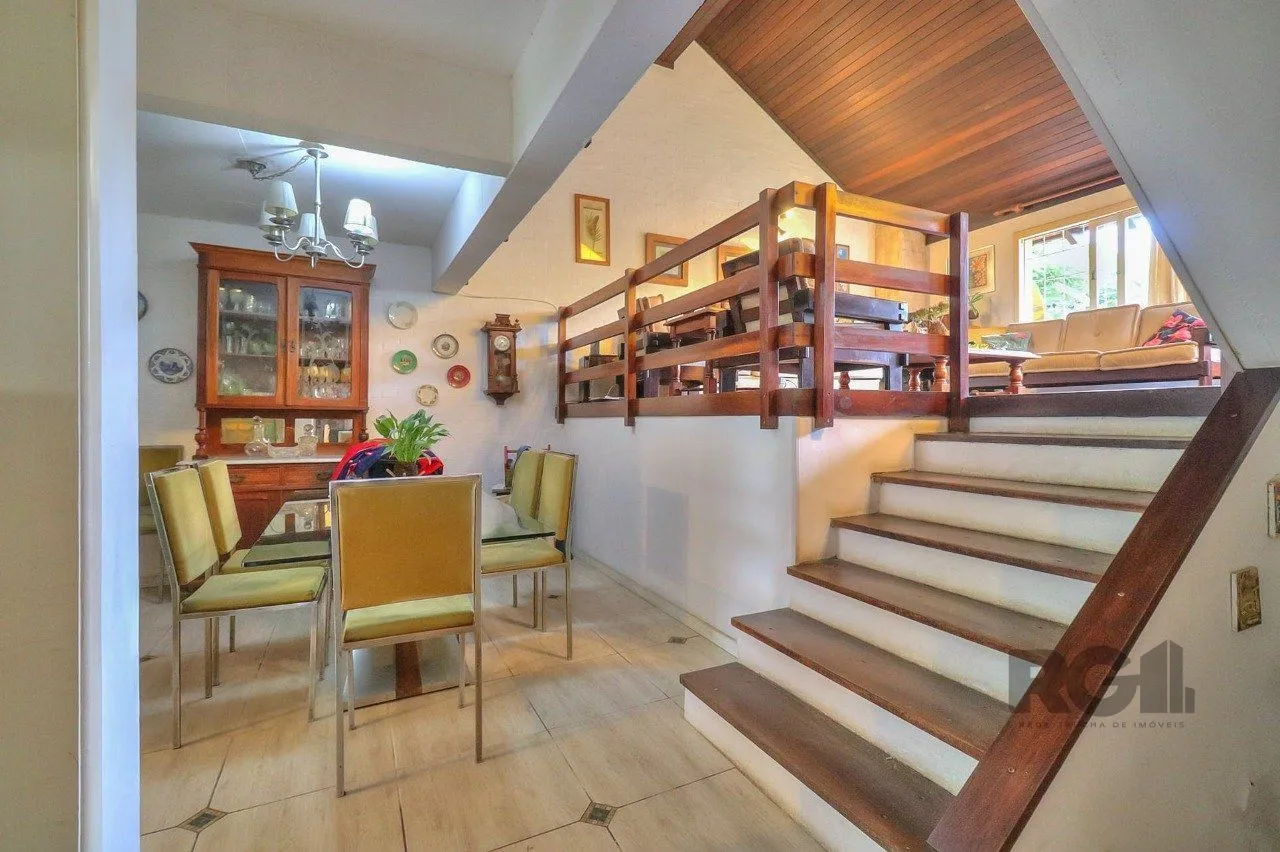 Imagem Casa a venda composta de 4 dormitórios no bairro Jardim Isabel em Porto Alegre