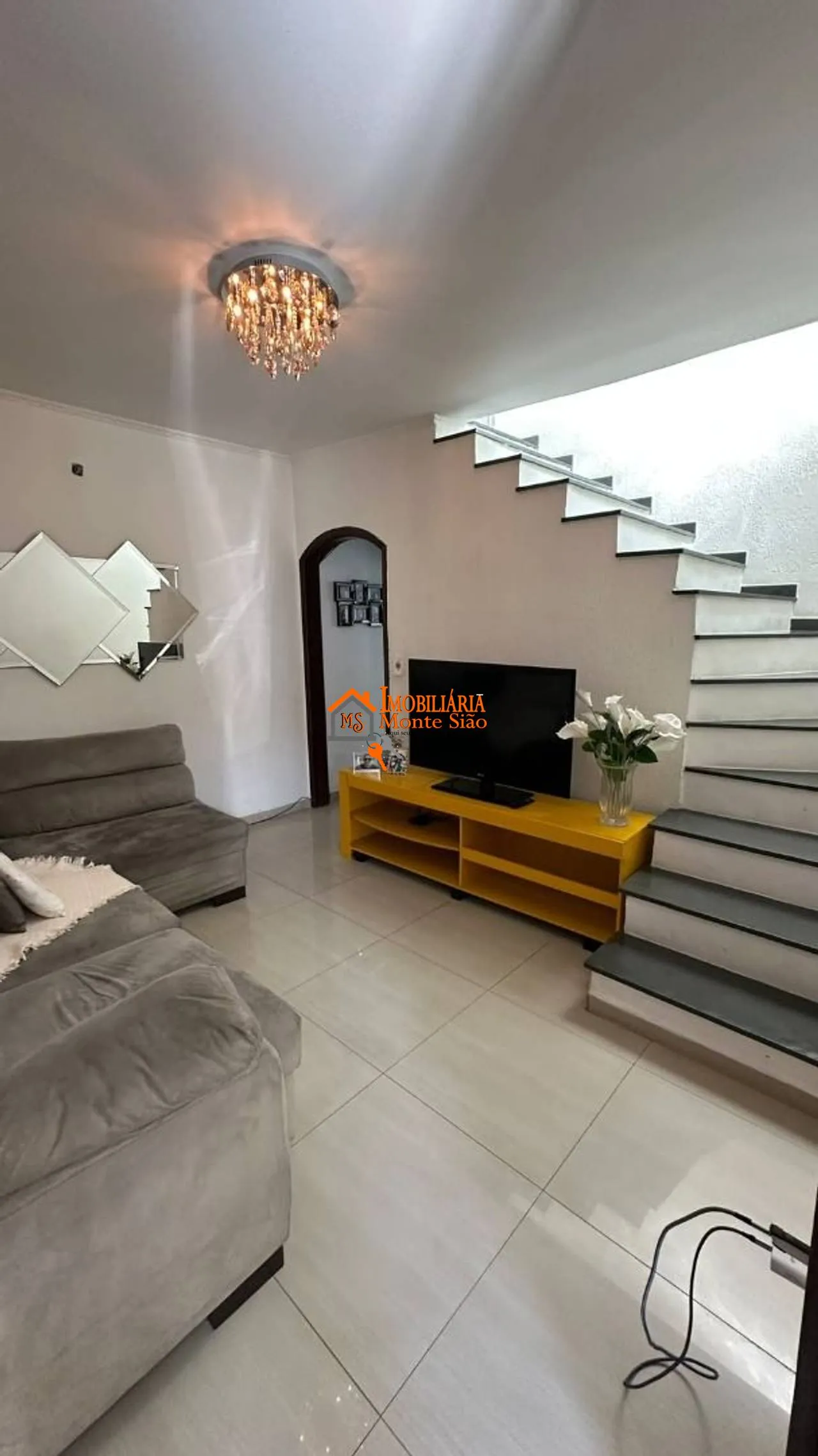 Imagem Sobrado à Venda no Jardim Vila Galvão com 3 Quartos, Piscina e 3 Vagas