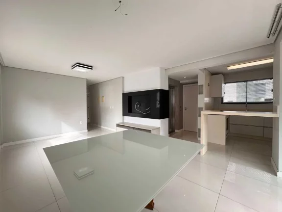 Imagem Apartamento com 3 dormitórios sendo 1 suíte e 1 vaga de garagem na Meia Praia, Itapema/SC