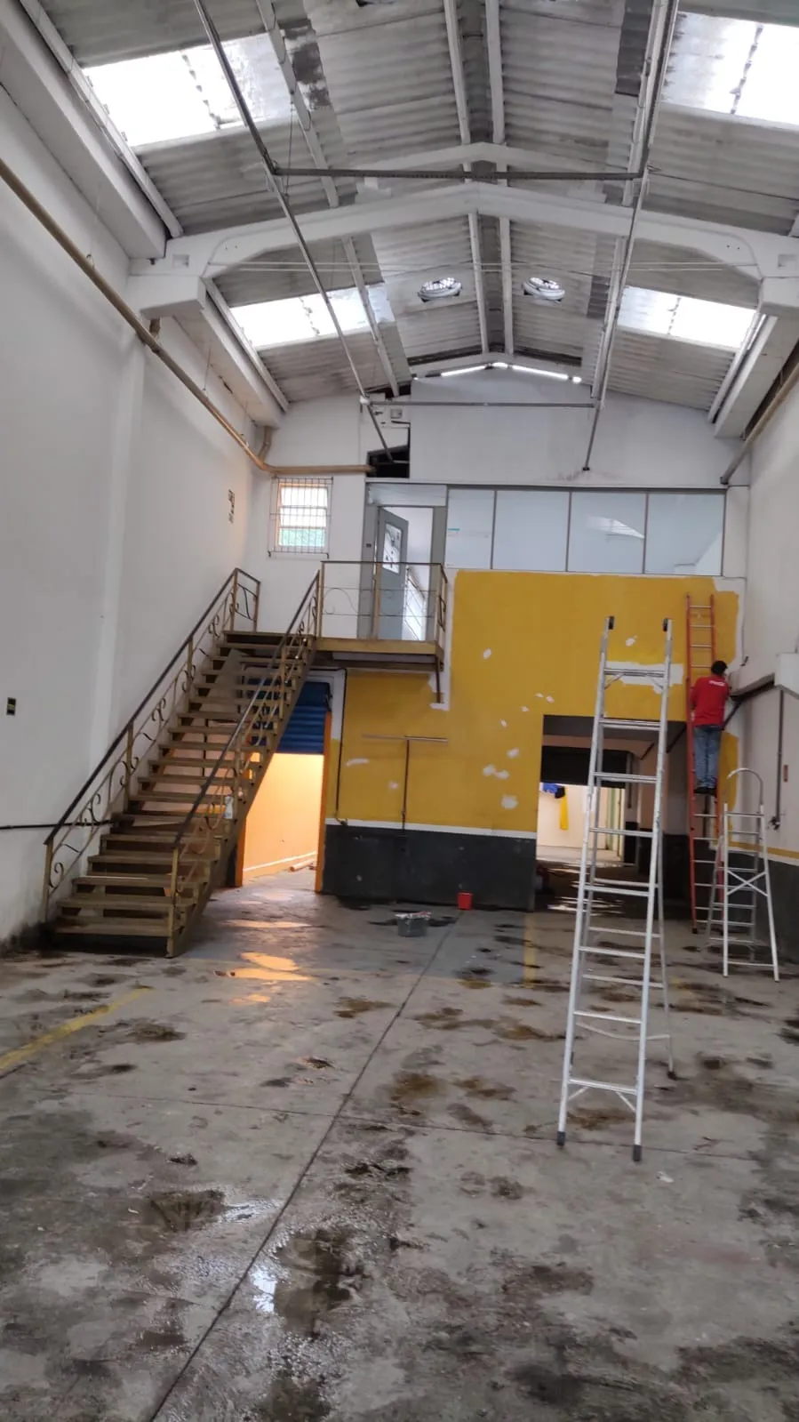 Imagem Galpão Comercial de 337 m² com Mezanino e Escritório na Vila Nova