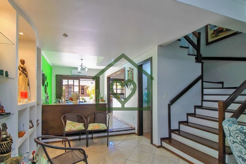 Imagem Casa, estilo sobrado, social integrado com lareira, jantar, cozinha com armários, pátio, pergolado...