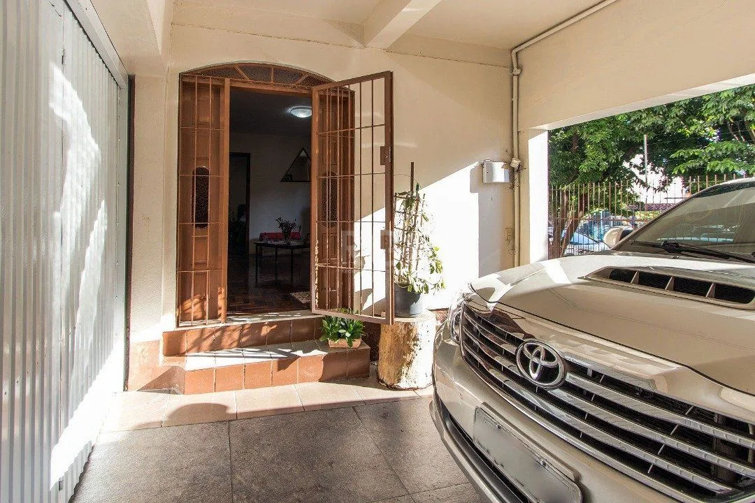 Imagem Casa para Venda - 229.18m², 4 dormitórios, sendo 4 suites, 5 vagas - Cavalhada