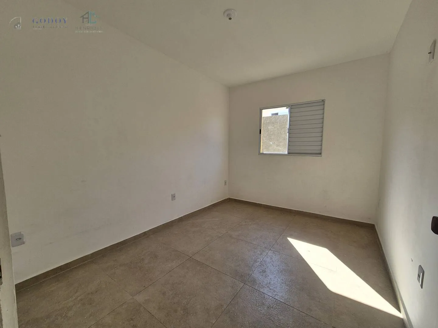 Imagem Casa em Condomínio Fechado com Suíte, Quintal e Garagem Coberta