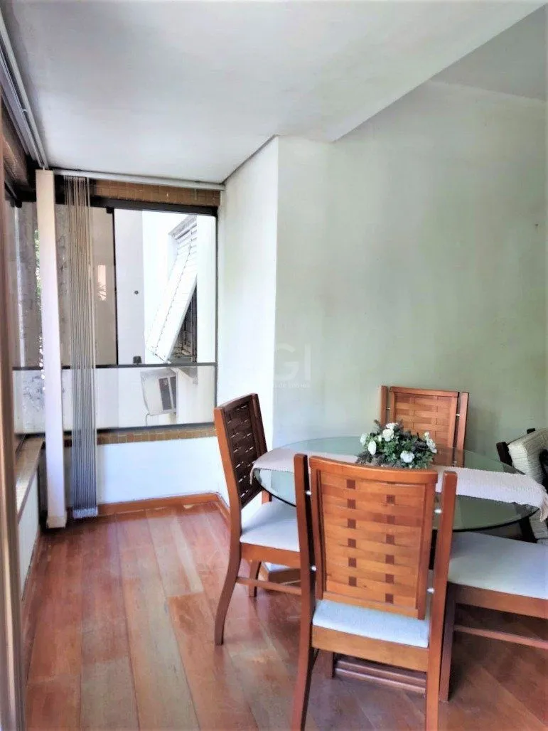 Imagem Apartamento 2 dormitórios semimobiliado, living 2 ambientes com lareira, cozinha e área de serviço, banheiro social, sacada e churrasqueira.