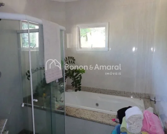 Imagem Lindo sobrado com 394 m² de área construída. A residência possui uma sala ampla para três ambie...