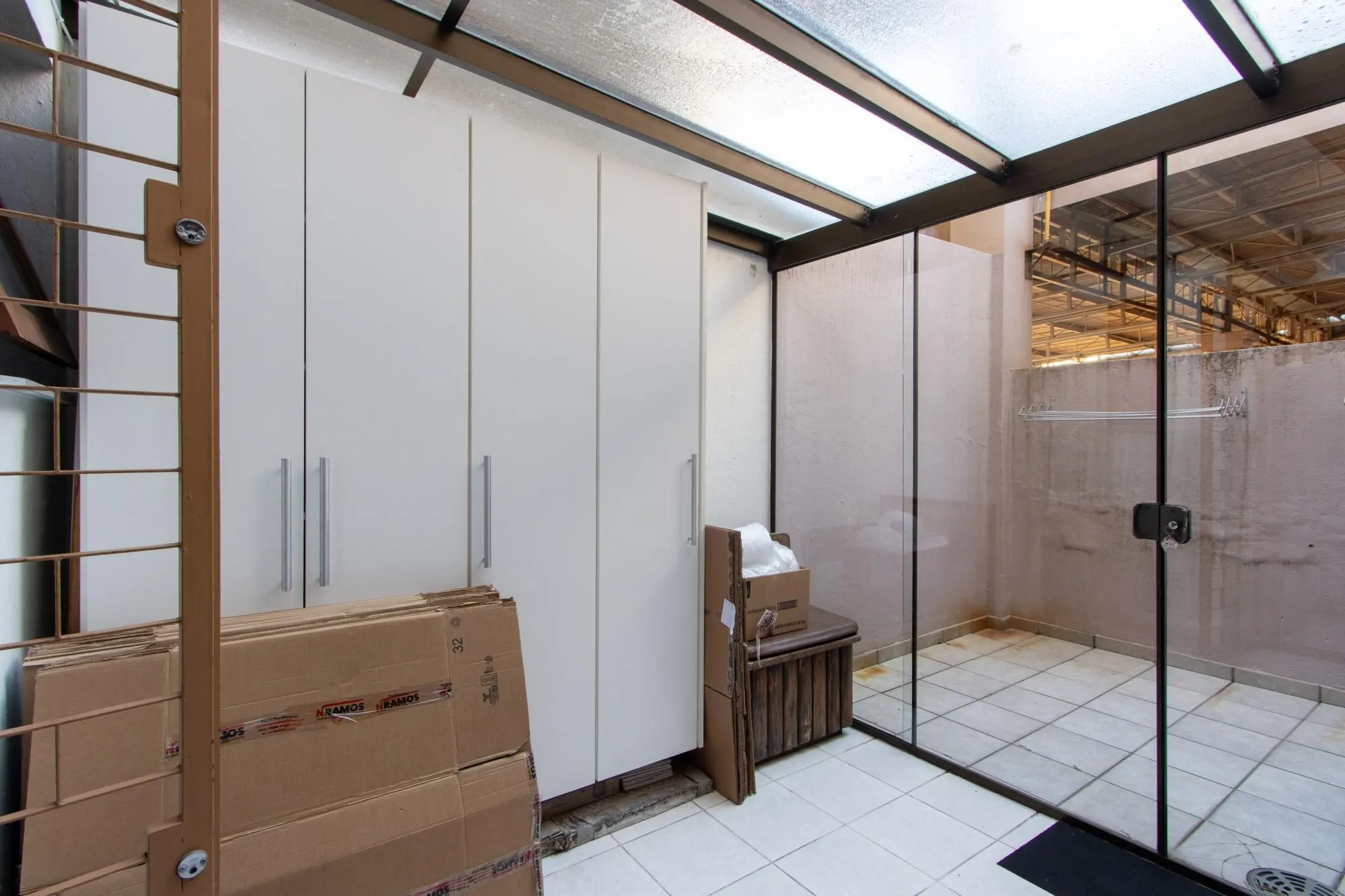 Imagem Apartamento de 4 dormitórios, 1 suíte e 2 vagas escrituradas - Bairro Ipanema.