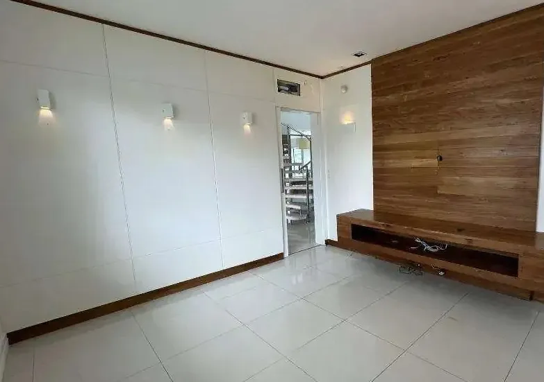 Imagem Casa de Alto Padrão em Jurerê Internacional a Poucos Minutos da Praia