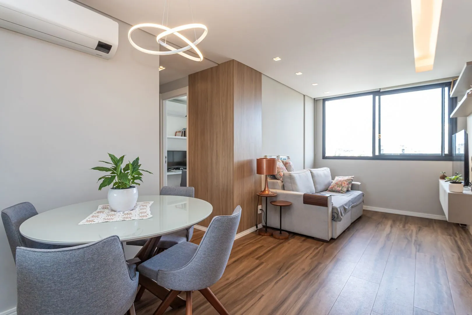 Apartamento 02 dormit com suíte e 01 vaga, no bairro Azenha, em Porto Alegre.