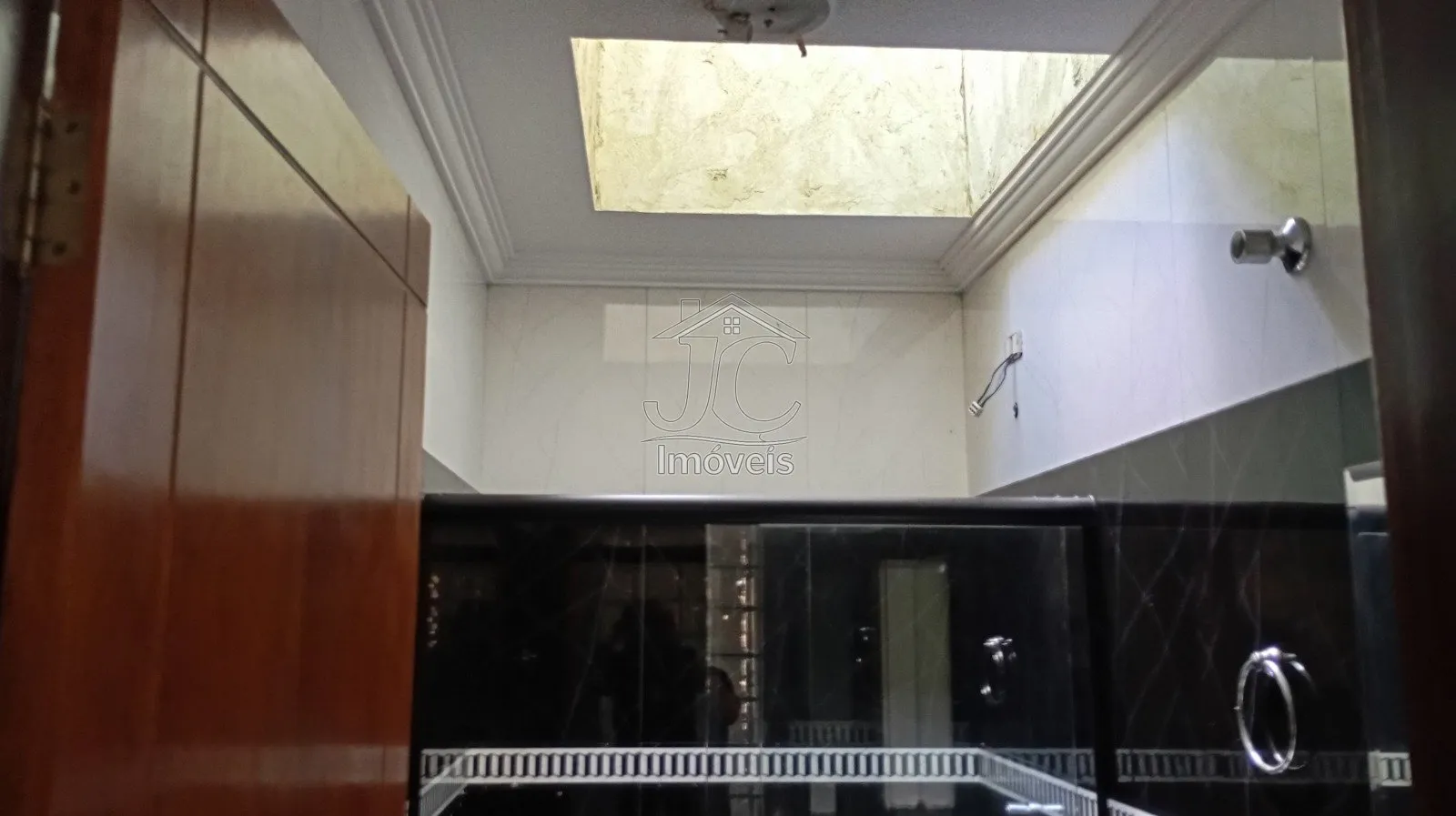 Imagem Casa com 3 quartos com barracão comercial no piso inferior à venda em Valinhos.