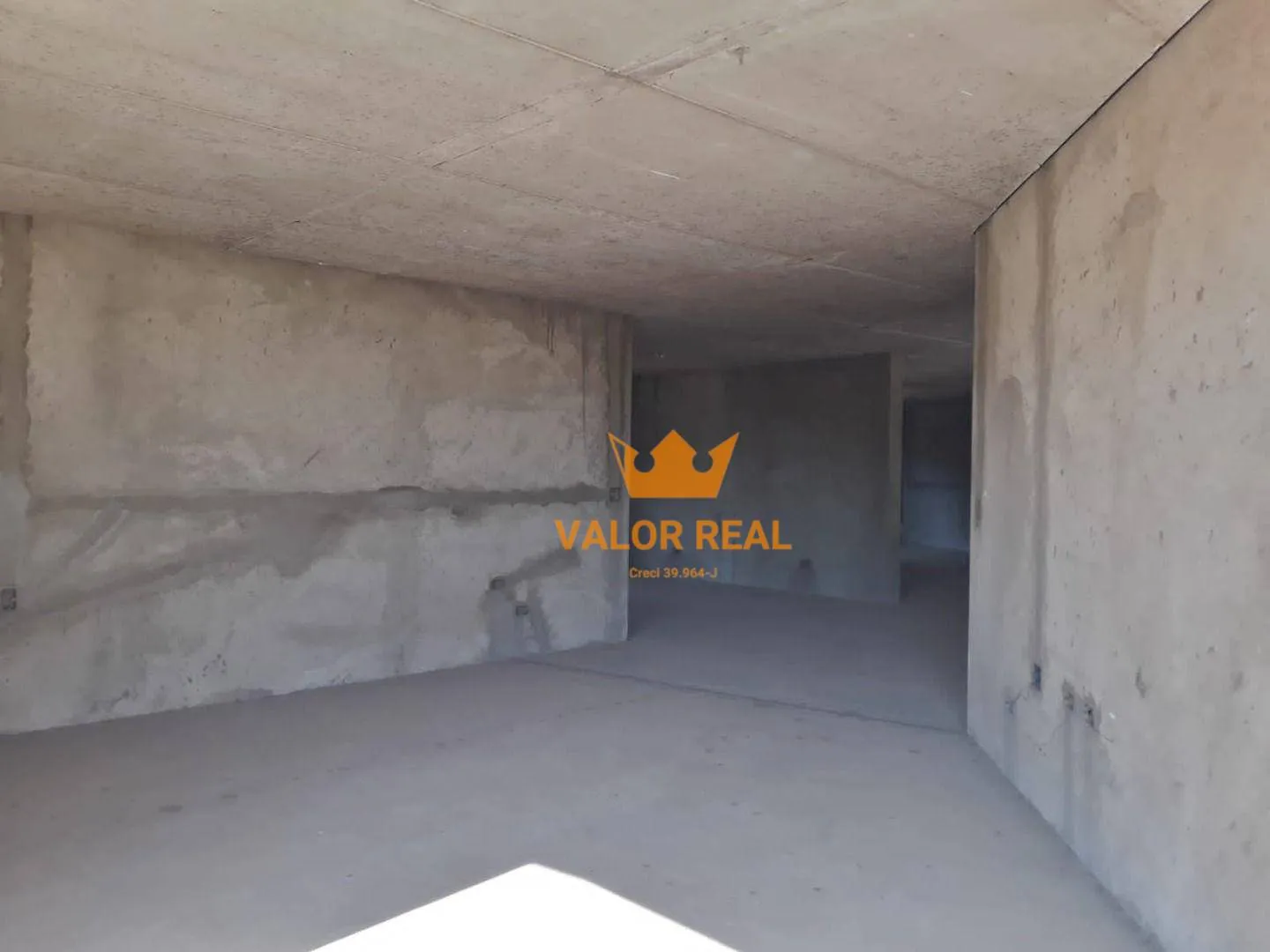 Imagem Magnifica casa em construção de alto padrão, possuindo 3.005m e mais 796m de área construida , possuindo um excelente design.
