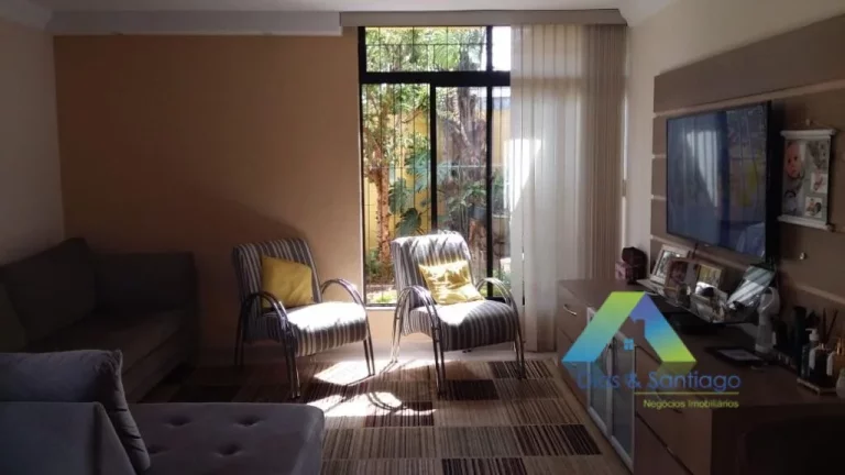 Foto do imóvel Lindo sobrado com 3 dormitórios, 4 vagas de garagem em bairro calmo e com amplo comercio nas proximidades, fácil acesso a principais avenidas.