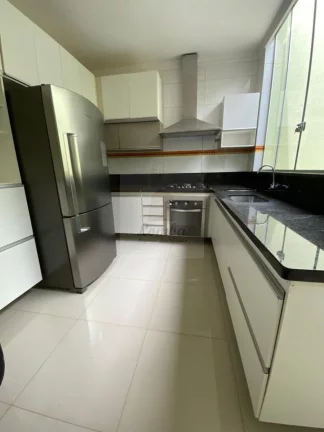 Imagem Aluguel de Casa em Condomínio de Luxo em Cuiabá-MT, Jardim Mossoró: 2 Quartos, 2 Suítes, 3 Salas, 3 Banheiros, 2 Vagas de Garagem.