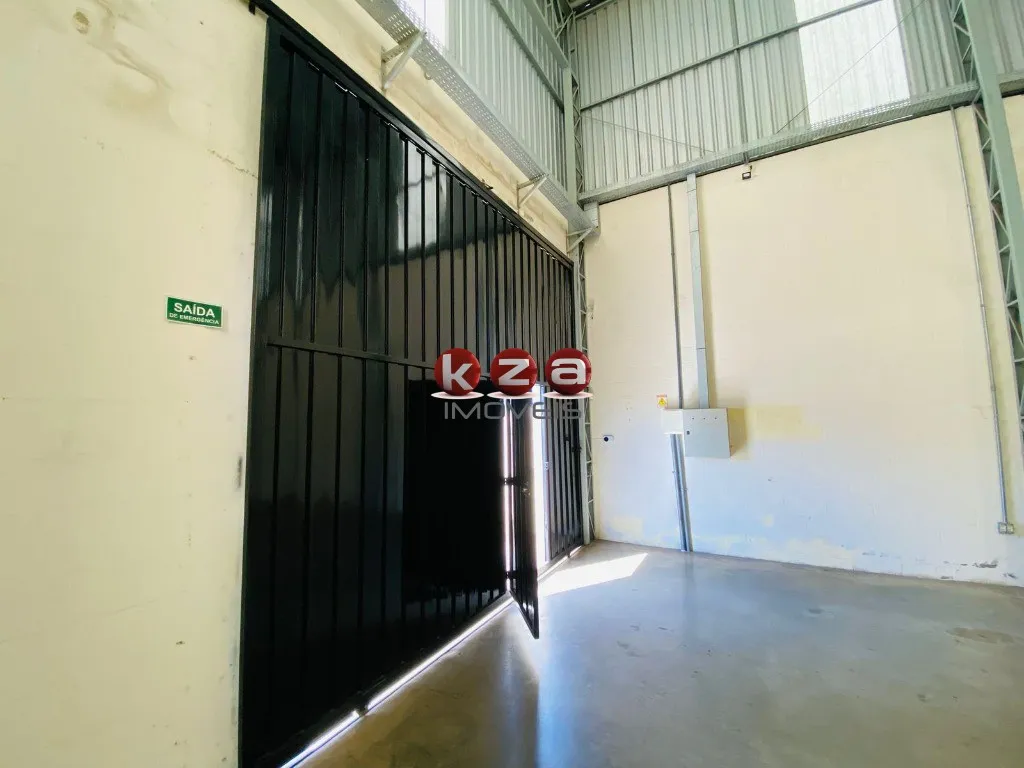 Imagem Galpão Comercial para Locação em Vinhedo-SP - Jardim São Lucas: 1 Sala, 3 Banheiros, 3 Vagas de Garagem, 200m² de Área.