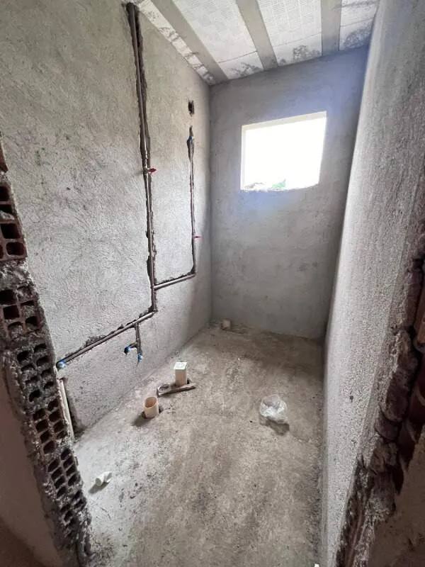 Imagem MEIO LOTE+PORÃO EM BAIXO+3QUARTOS+2VAGAS