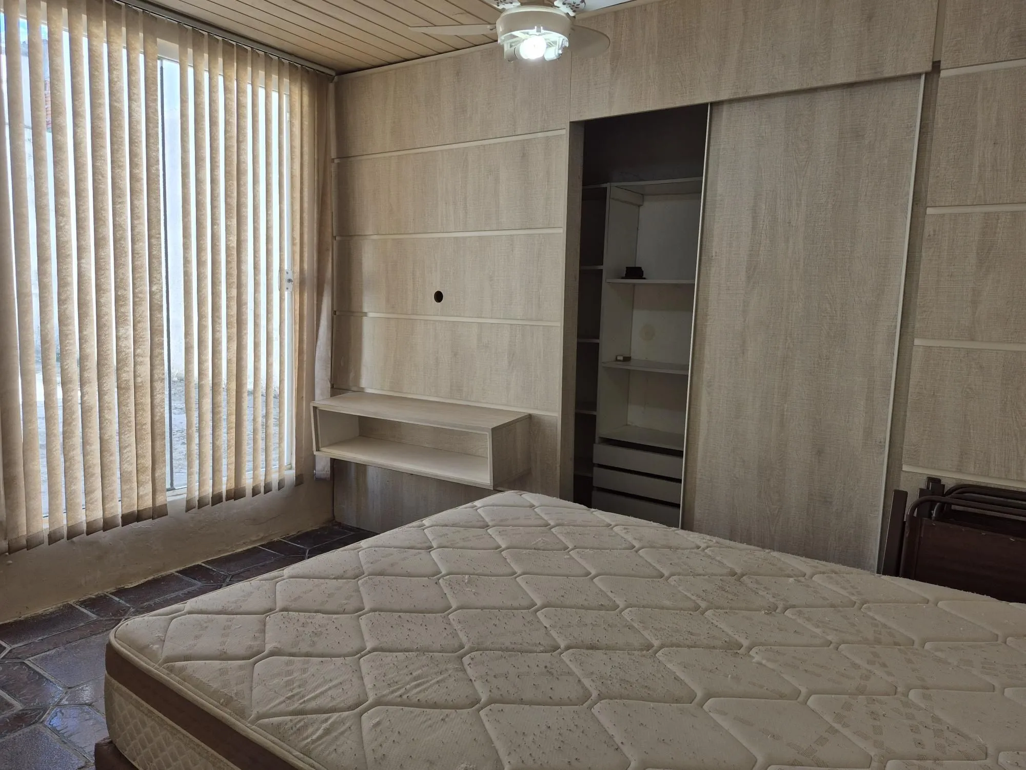 Imagem Casa Residencial de 4 Quartos com Piscina e Churrasqueira em Porto Alegre