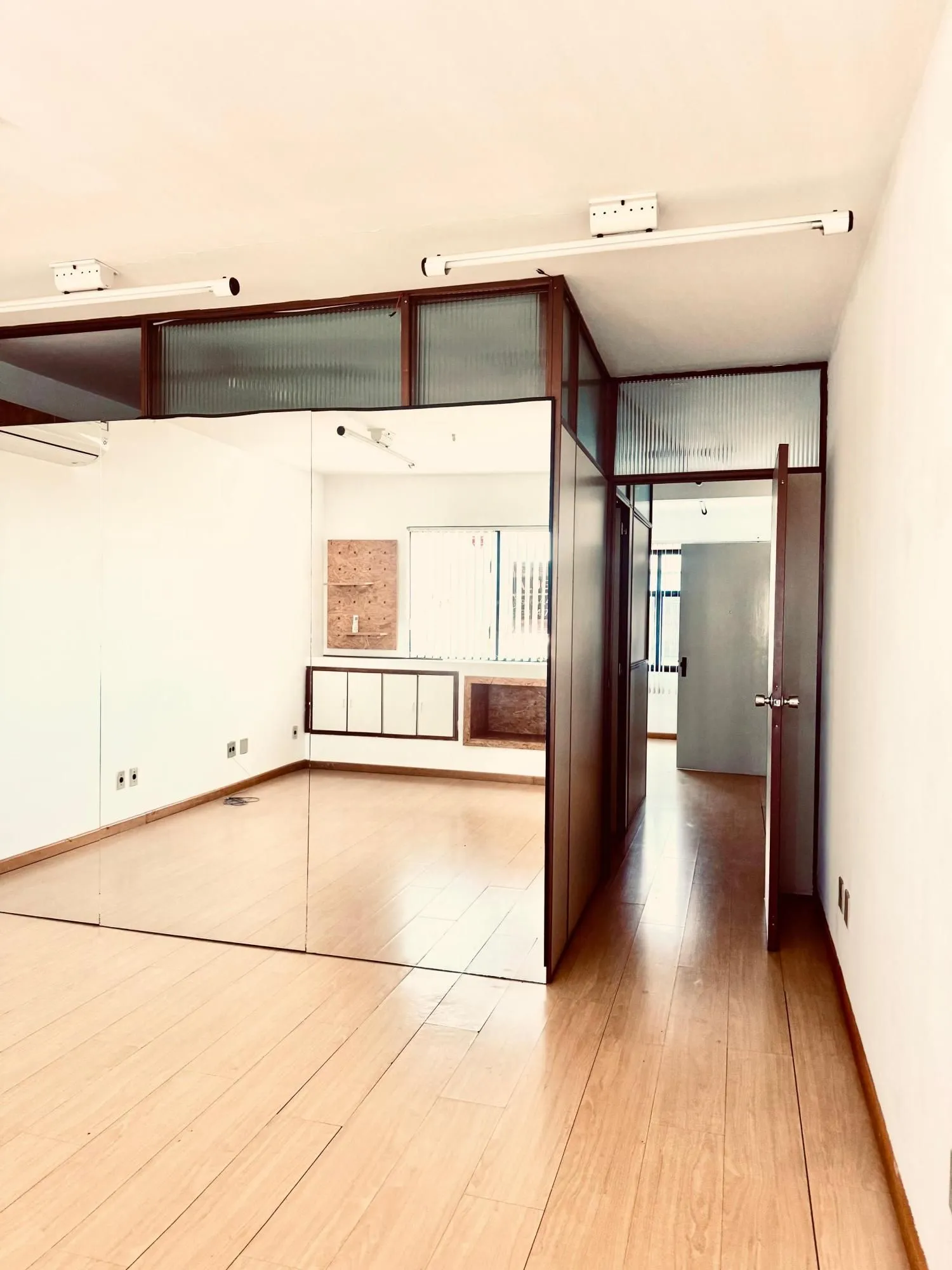 Imagem EXCELENTE SALA COMERCIAL À VENDA - Av. Cristóvão Colombo, 2427