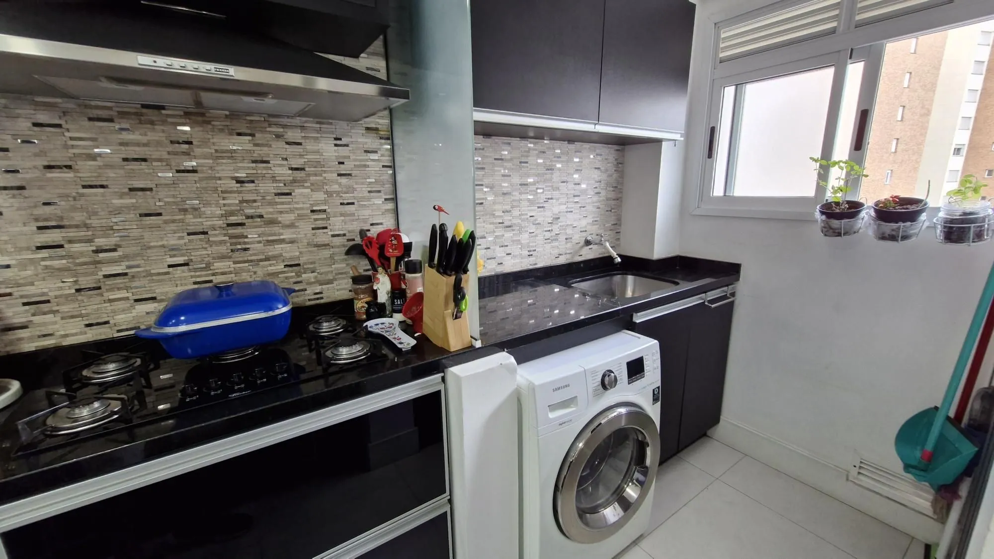 Imagem Apartamento mobiliado no Central Parque, 3 dormitorios sendo 1 suíte, banheiro social, lavabo, 114,00m² área privativa, 2 garagens