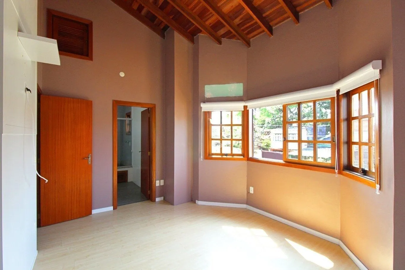 Imagem Casa de 3 dormitórios a venda no bairro Guarujá, Porto Alegre