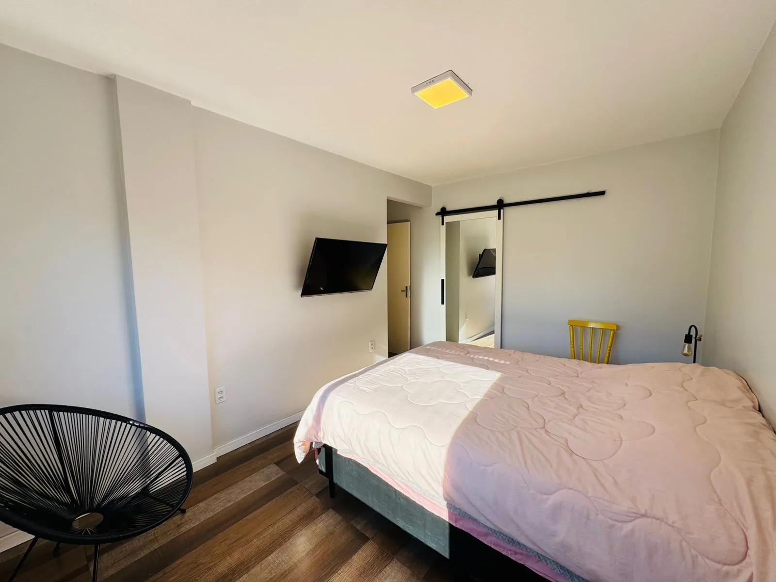 Imagem Apartamento Reformado, Ensolarado e a Poucos Passos da Redenção