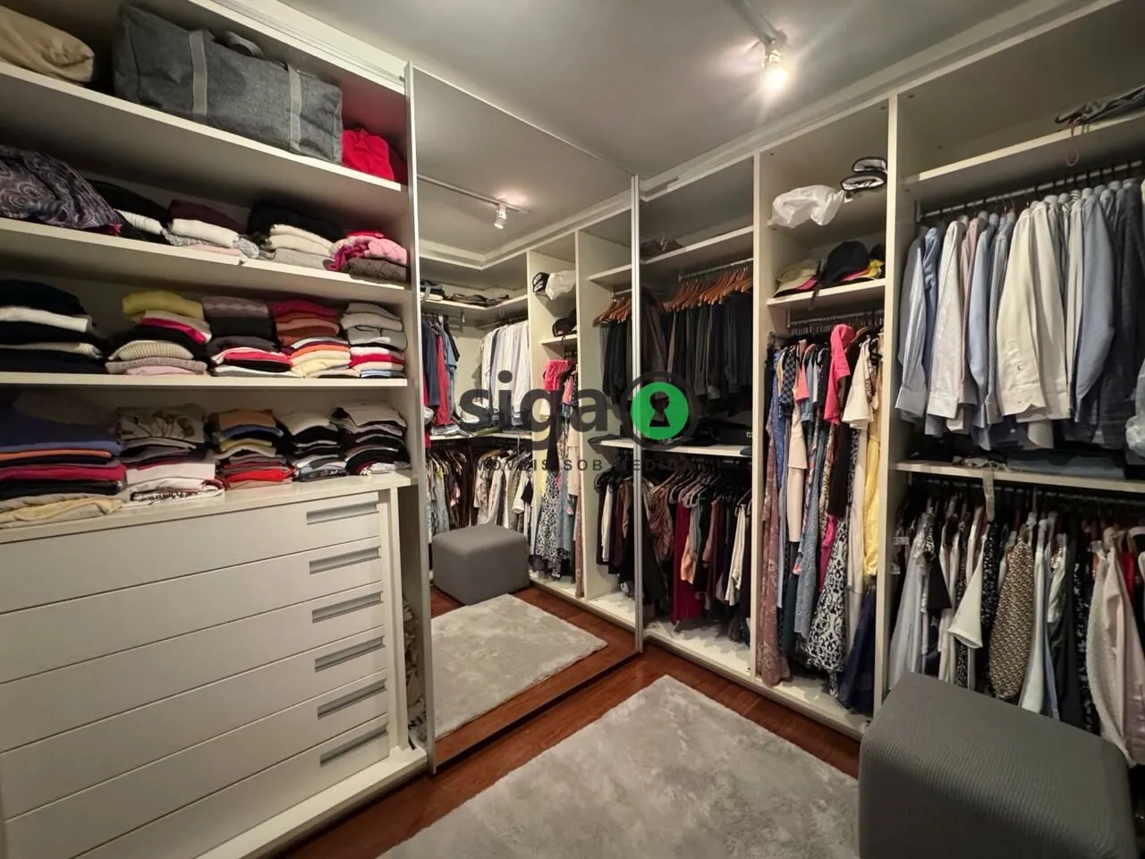 Imagem VENDE CASA em CONDOMÍNIO FECHADO no Campo Belo com 3 Suítes e 5 Vagas