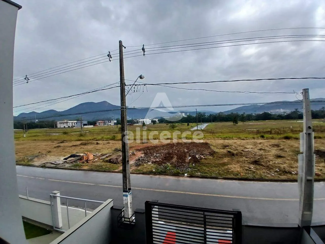 Imagem Sobrado com passagem lateral, 2 Suítes e churrasqueira, à venda no Sertão do Maruim - São José/SC