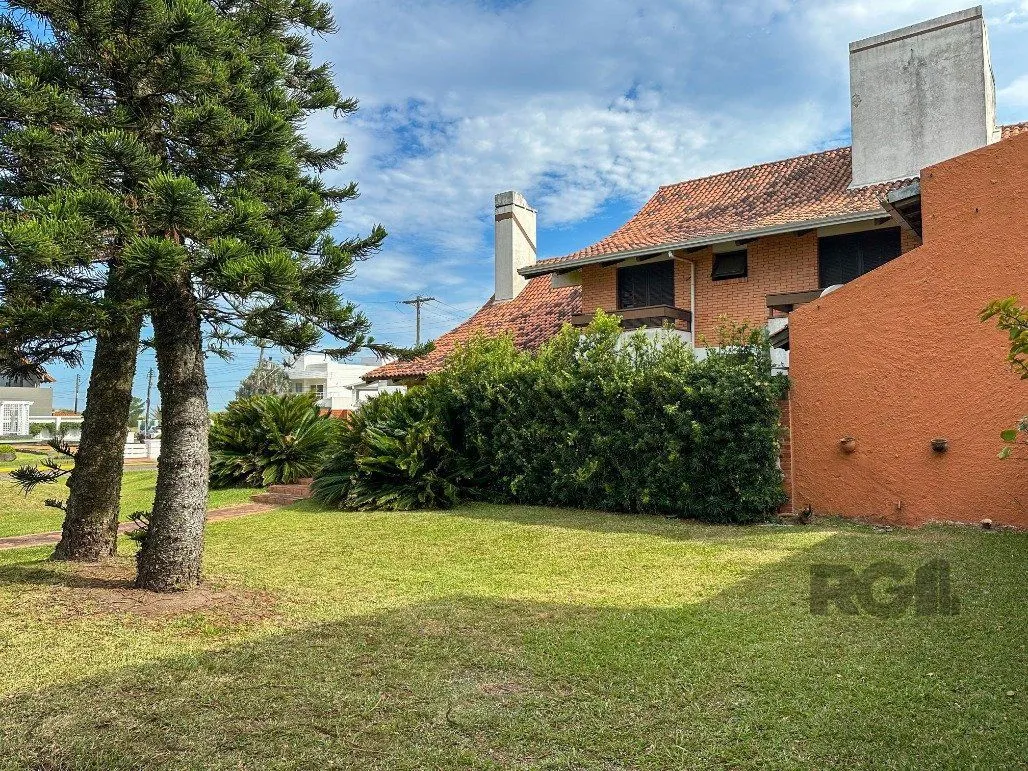 Imagem Icônica Casa para comprar a poucos metros do mar em Atlântida