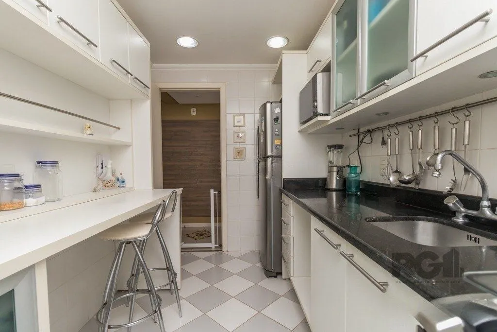 Imagem Apartamento 95m² - semi mobiliado, 3 dormitórios, 1 suíte e 2 vagas no bairro Passo da Areia
