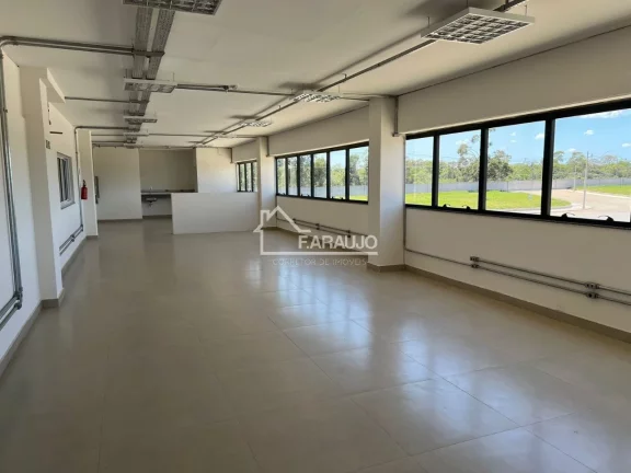 Imagem Galpão (Padrão TRIPLE A) para locação e área construida de 2.082m²; Piso Livre: 1.500m²; Administrativo: 318m².